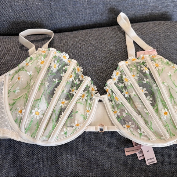 Victoria's Secret Other - Victoria's Secret Cream Floral Embroidered Bra